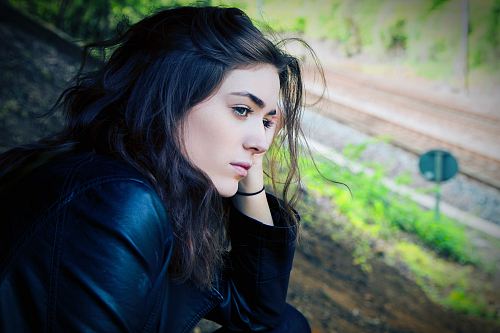 woman sitting outdoor during daytime