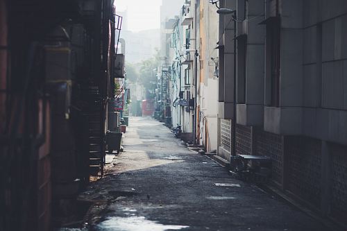 alley photography of empty walkway between building during daytime