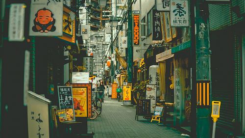 alley road between buildings