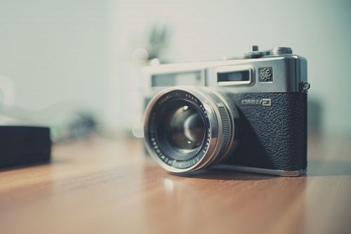 black and gray point-and-shoot camera