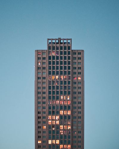 gray concrete high-rise building