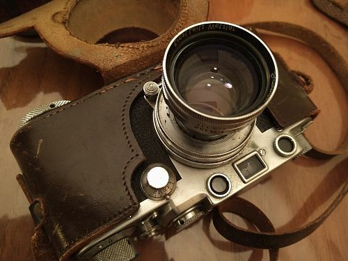 gray DSLR camera