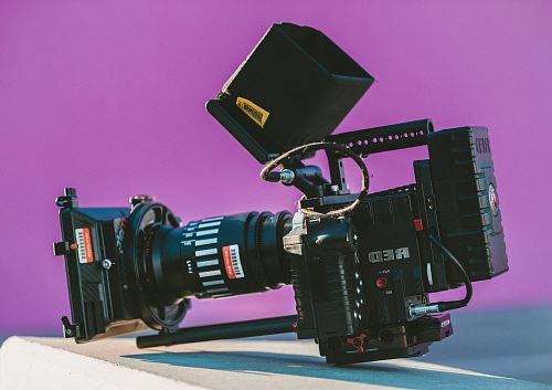 shallow focus photography of black professional video camera on table