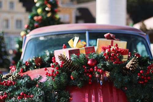 holiday green and red wreath on red car bead