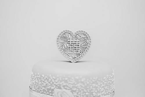 black-and-white gray coated-icing cake heart
