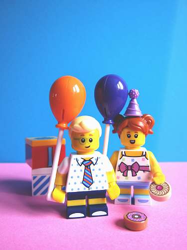 figurine girl and boy holding balloon Lego minifugures birthday