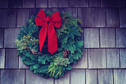 wreath green and red Christmas wreath mounted on wall christmas wallpapers