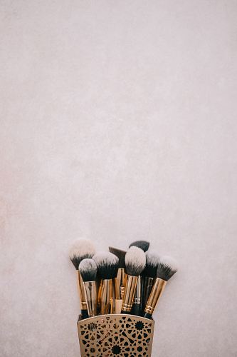 brass-colored-and-black makeup brush kit