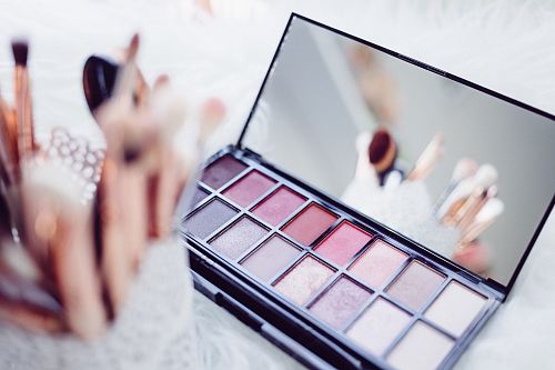 selective focus photography of eyeshadow palette
